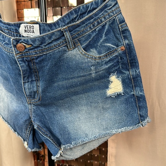 Vero Moda Medium Wash Blue Denim Jean Shorts w Raw Hem & Distressing Waist 18” - Picture 4 of 14